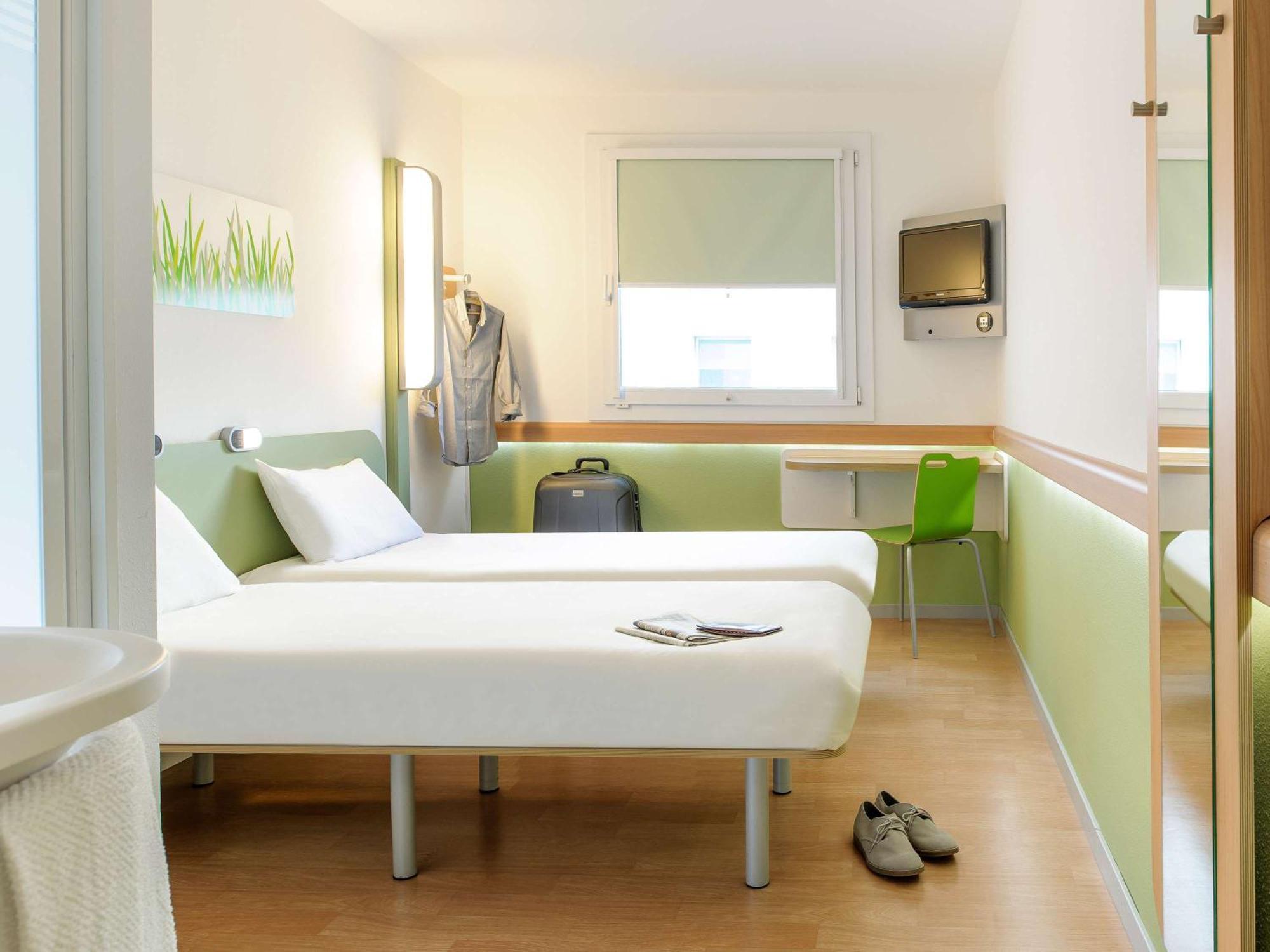 Ibis Budget Courbevoie Paris La Defense Экстерьер фото