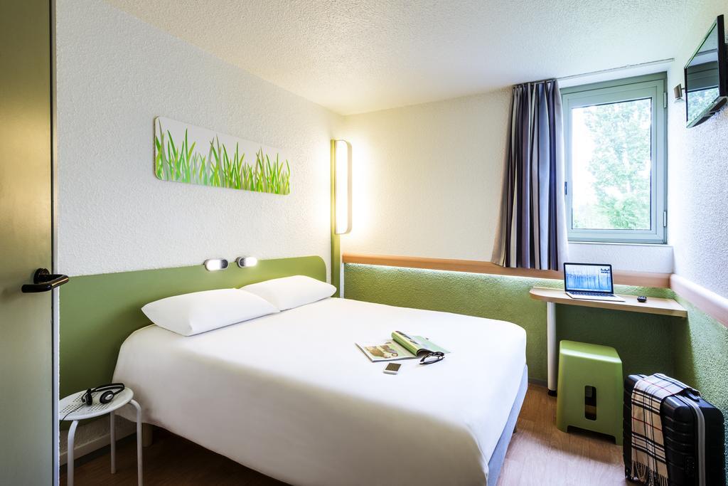 Ibis Budget Courbevoie Paris La Defense Экстерьер фото