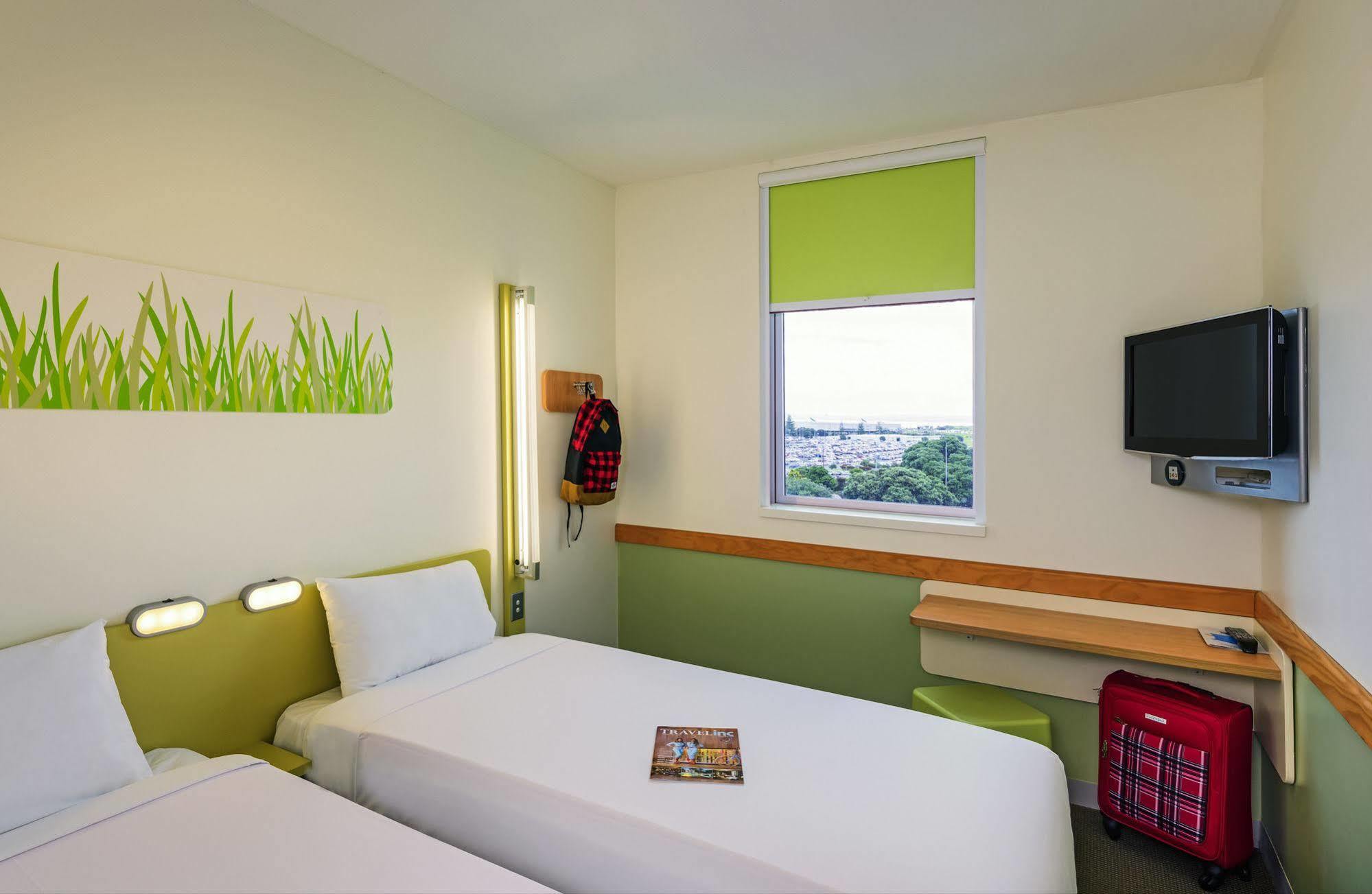 Ibis Budget Courbevoie Paris La Defense Экстерьер фото