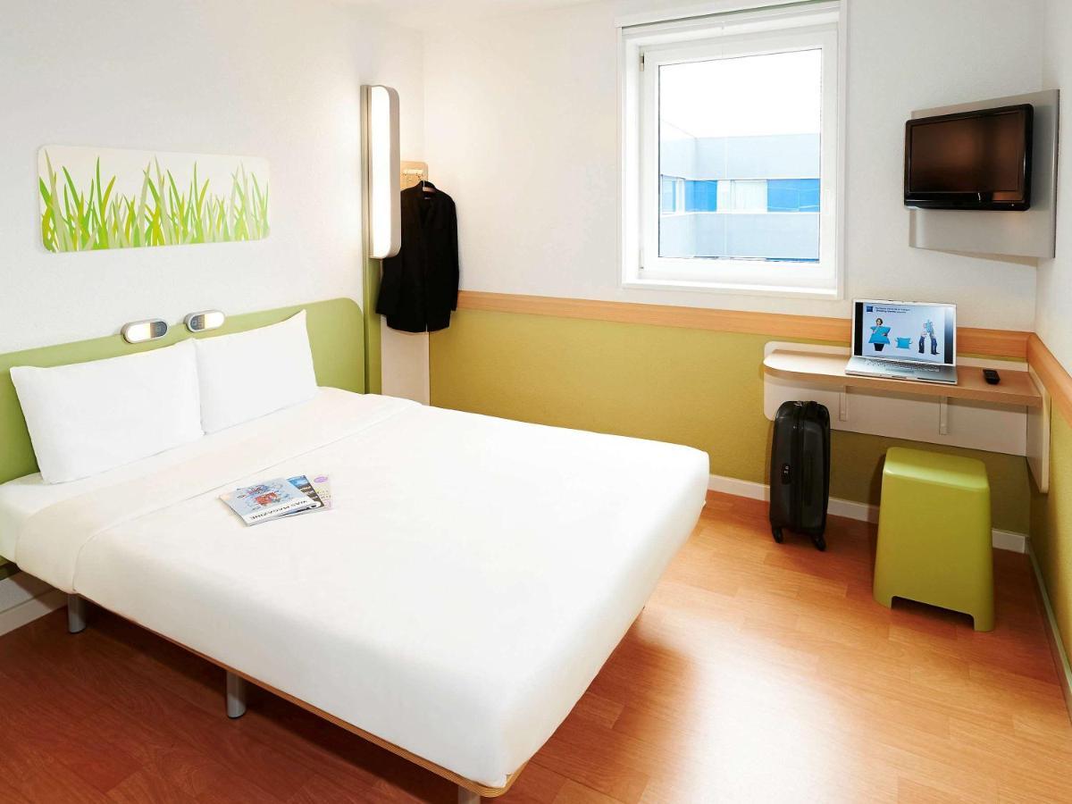 Ibis Budget Courbevoie Paris La Defense Экстерьер фото